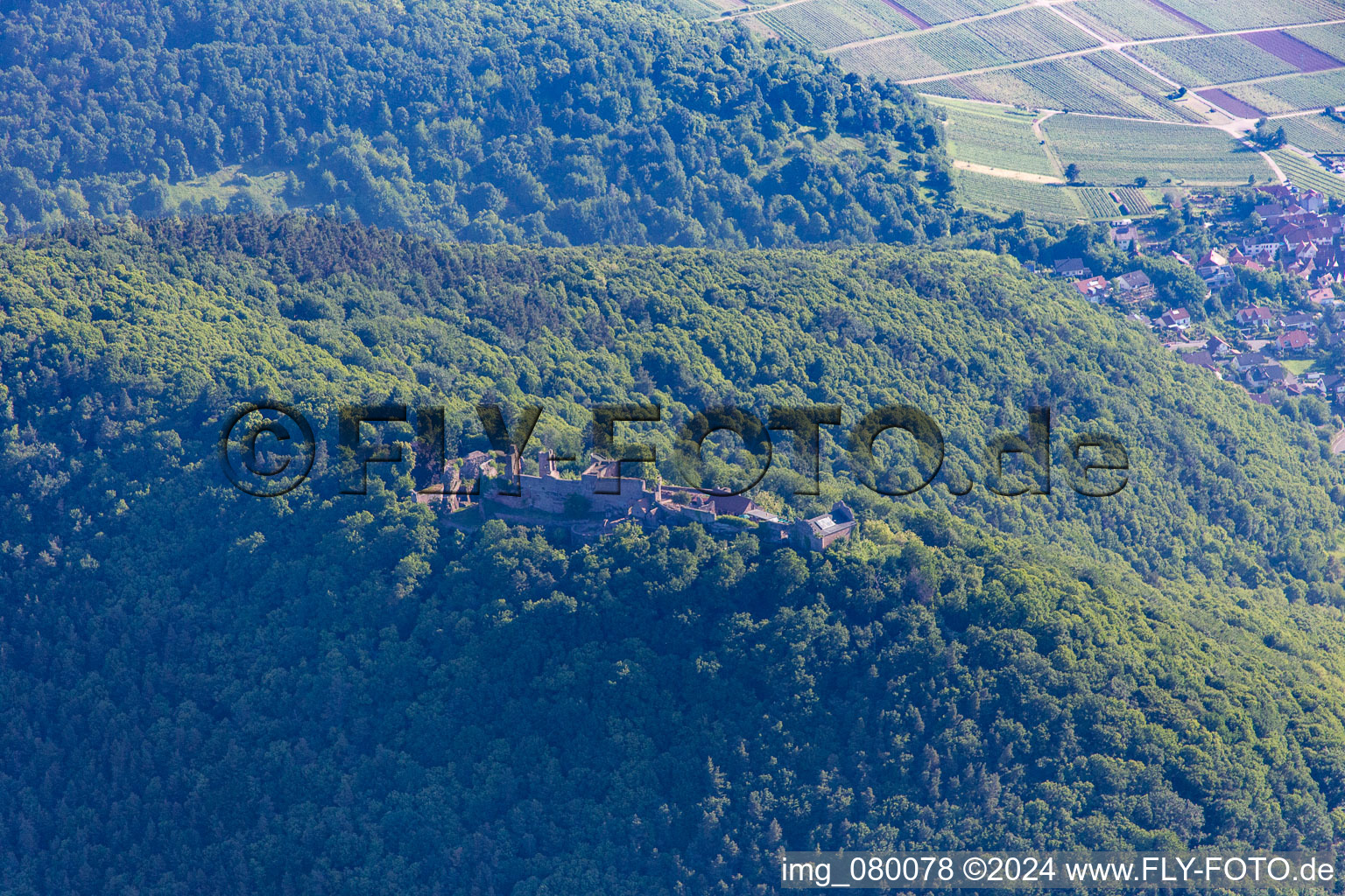 Vue aérienne de Madenbourg à Eschbach dans le département Rhénanie-Palatinat, Allemagne