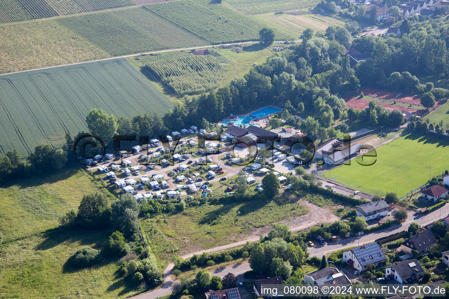 Vue aérienne de Caravanes et tentes - camping et emplacement pour tentes au bord de la piscine extérieure du quartier Ingenheim de Billigheim-Ingenheim à le quartier Klingen in Heuchelheim-Klingen dans le département Rhénanie-Palatinat, Allemagne