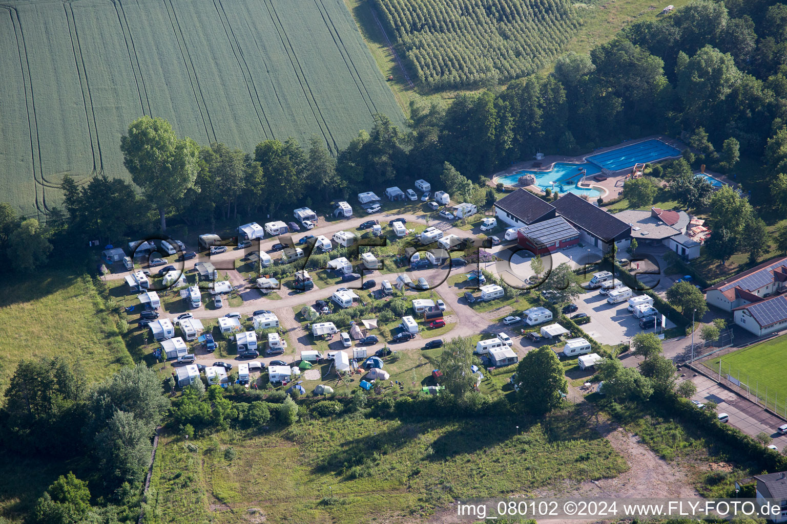 Vue oblique de Camping dans le Klingbachtal à le quartier Klingen in Heuchelheim-Klingen dans le département Rhénanie-Palatinat, Allemagne