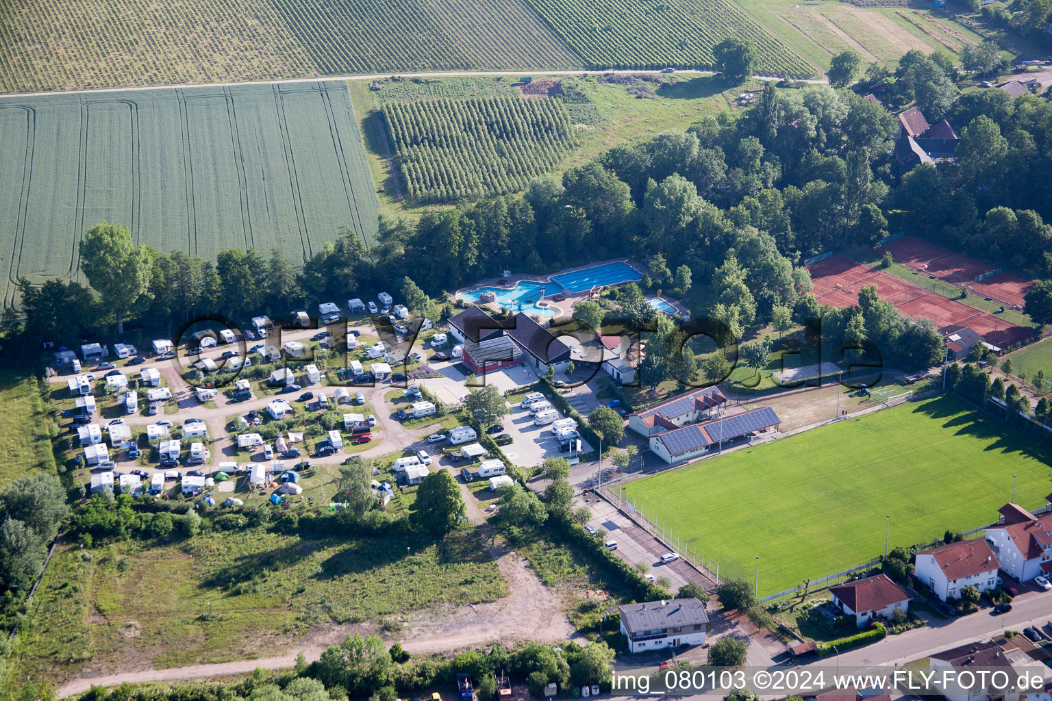 Camping dans le Klingbachtal à le quartier Klingen in Heuchelheim-Klingen dans le département Rhénanie-Palatinat, Allemagne d'en haut