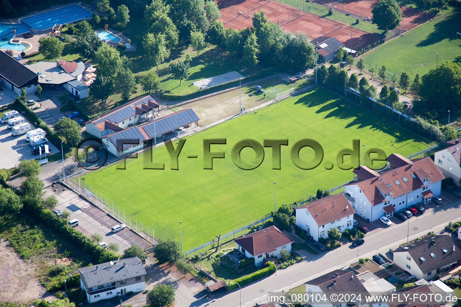 Vue aérienne de Terrains de sport à le quartier Ingenheim in Billigheim-Ingenheim dans le département Rhénanie-Palatinat, Allemagne