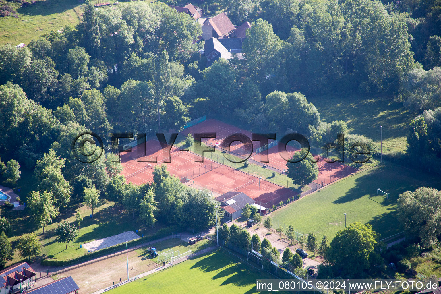Vue aérienne de Terrains de sport à le quartier Ingenheim in Billigheim-Ingenheim dans le département Rhénanie-Palatinat, Allemagne