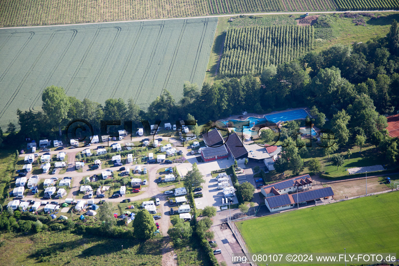 Photographie aérienne de Caravanes et tentes - camping et emplacement pour tentes au bord de la piscine extérieure du quartier Ingenheim de Billigheim-Ingenheim à le quartier Klingen in Heuchelheim-Klingen dans le département Rhénanie-Palatinat, Allemagne