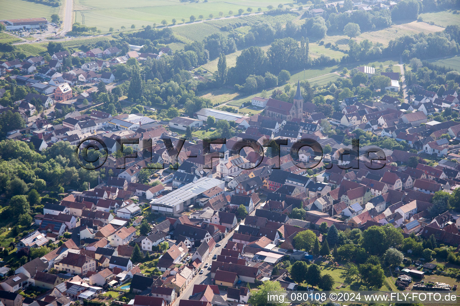 Quartier Ingenheim in Billigheim-Ingenheim dans le département Rhénanie-Palatinat, Allemagne du point de vue du drone