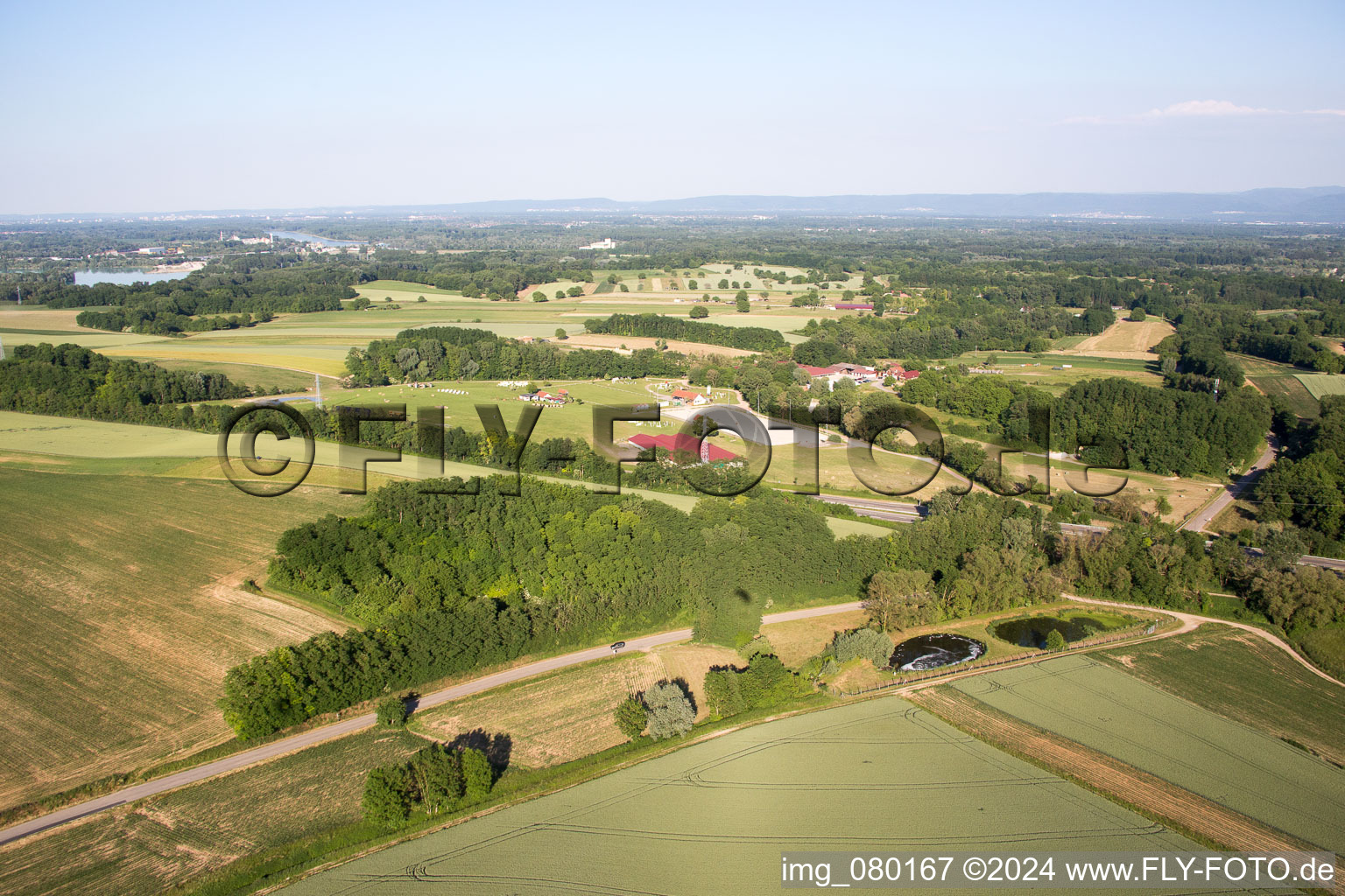 Neewiller-près-Lauterbourg dans le département Bas Rhin, France du point de vue du drone