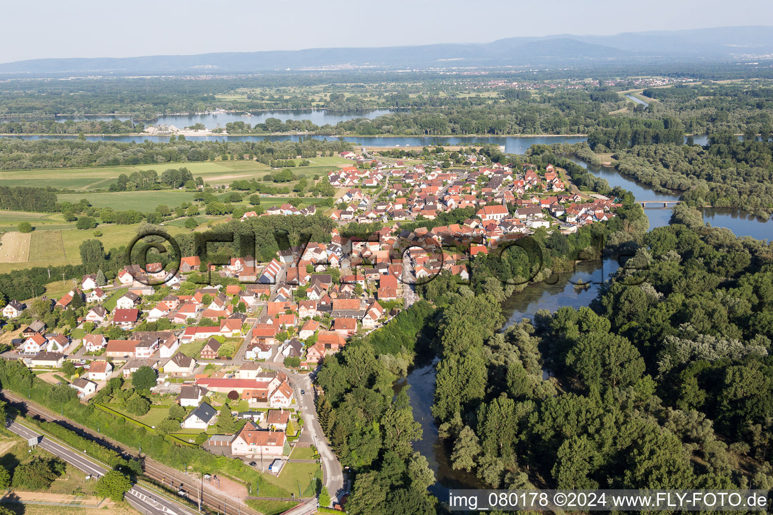 Vue aérienne de Zones riveraines le long de l'embouchure de la Sauer à Munchhausen dans le département Bas Rhin, France