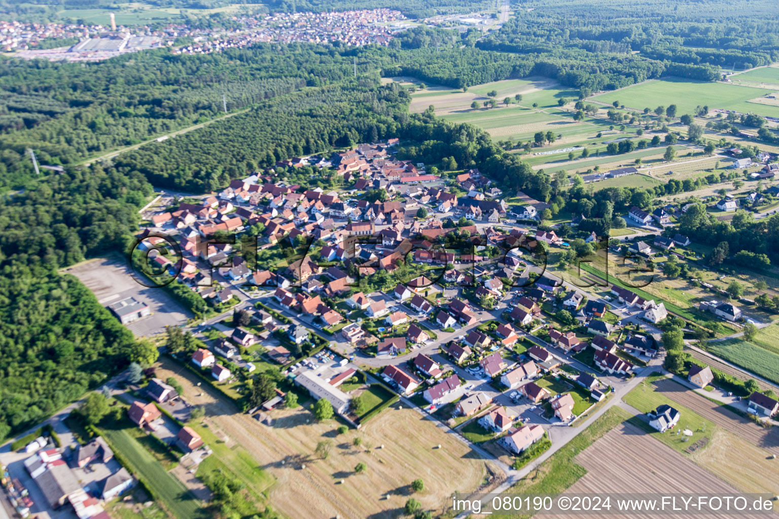 Vue aérienne de Vue sur le village à Schaffhouse-près-Seltz dans le département Bas Rhin, France