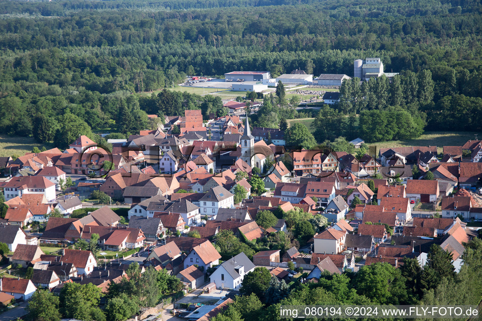 Vue aérienne de Niederrœdern dans le département Bas Rhin, France