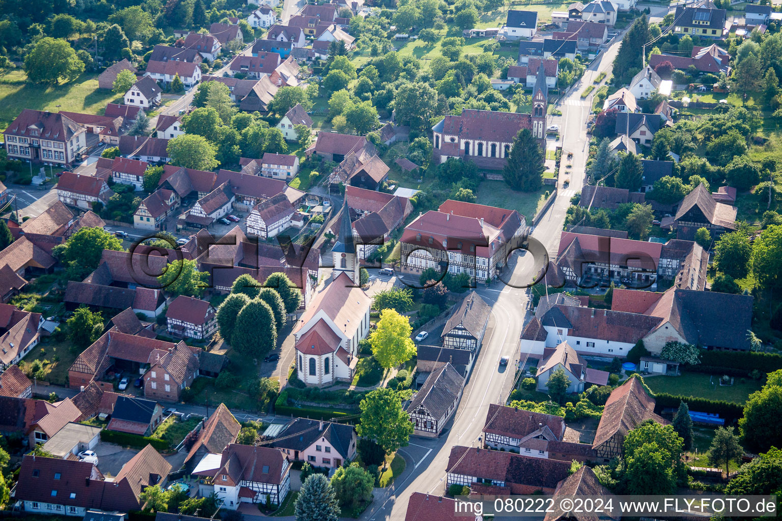 Vue aérienne de Bâtiment d'église au centre du village à Kutzenhausen dans le département Bas Rhin, France