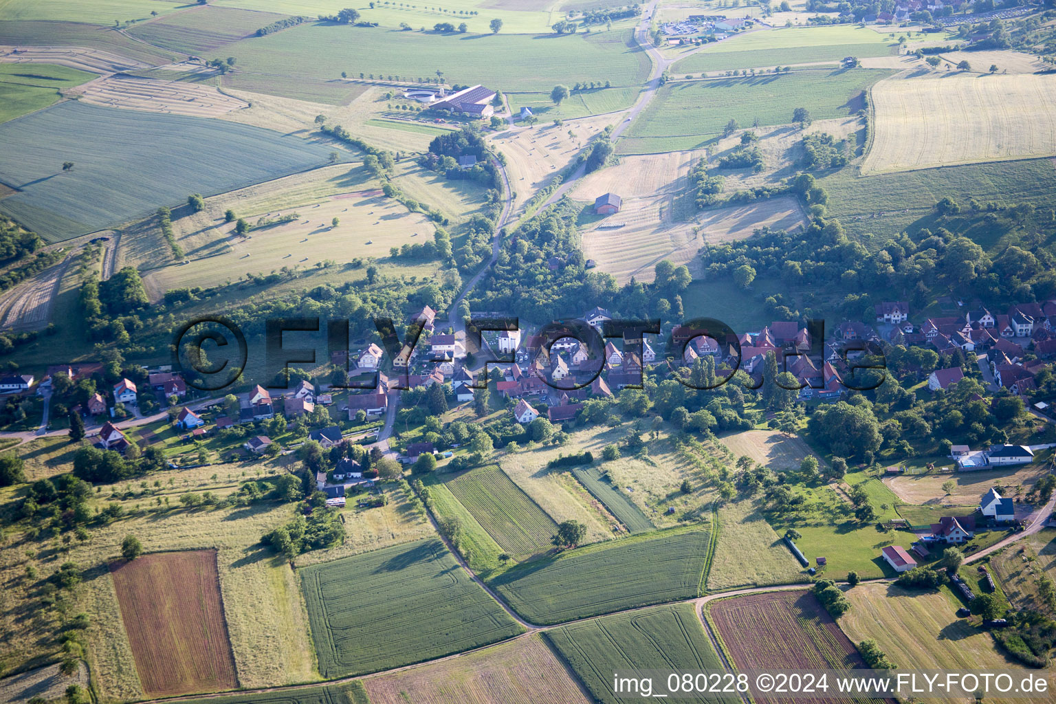 Vue aérienne de Mitschdorf dans le département Bas Rhin, France