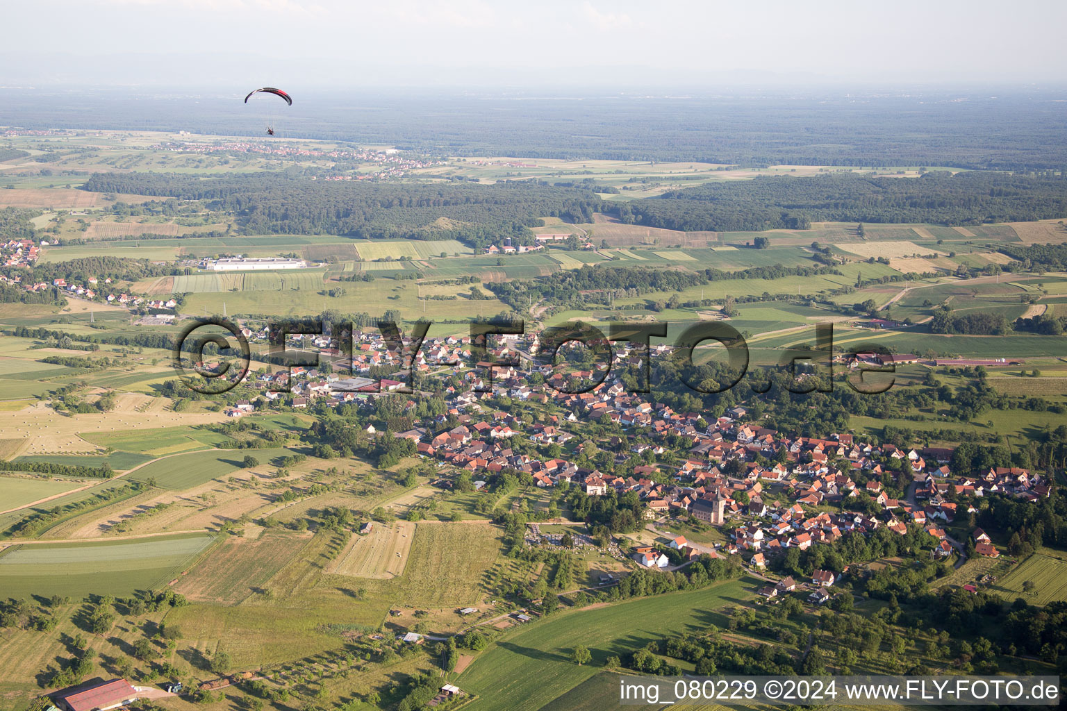 Vue aérienne de Mitschdorf dans le département Bas Rhin, France