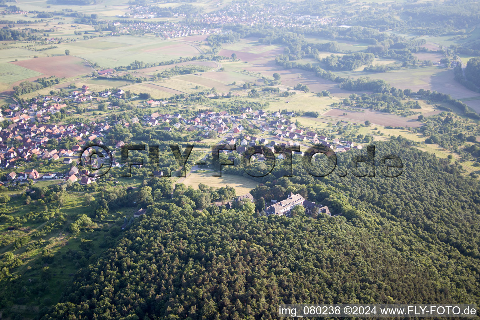 Vue aérienne de Gœrsdorf, centre de conférence à Mitschdorf dans le département Bas Rhin, France