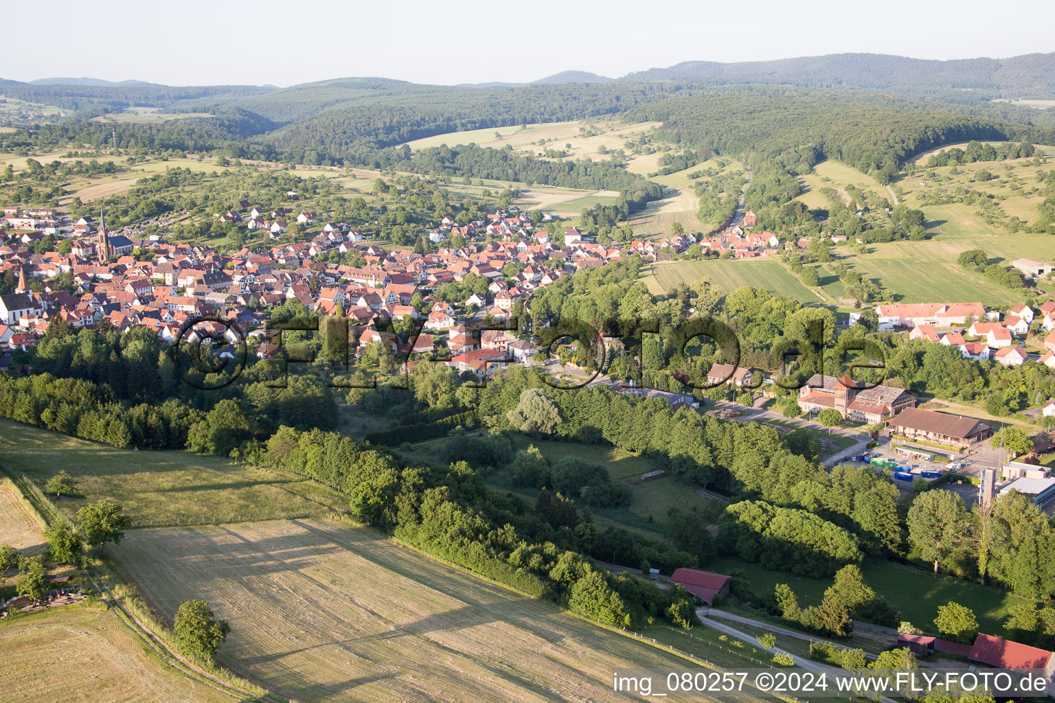 Lembach dans le département Bas Rhin, France du point de vue du drone