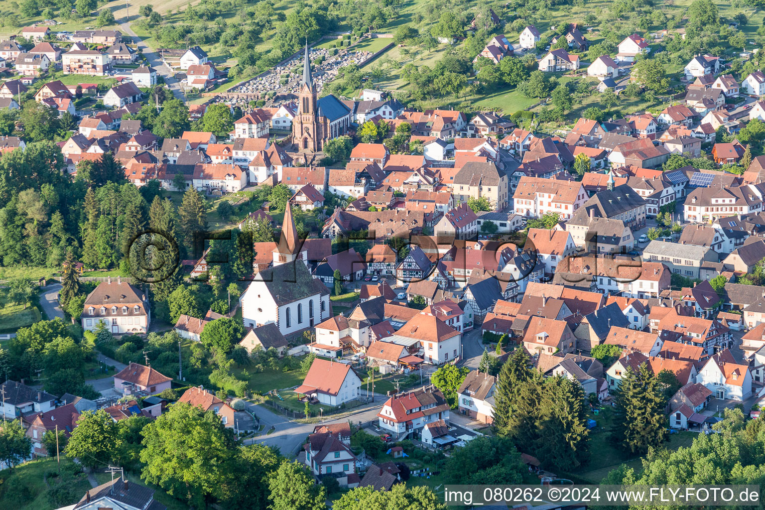 Vue aérienne de Vue sur le village à Lembach dans le département Bas Rhin, France