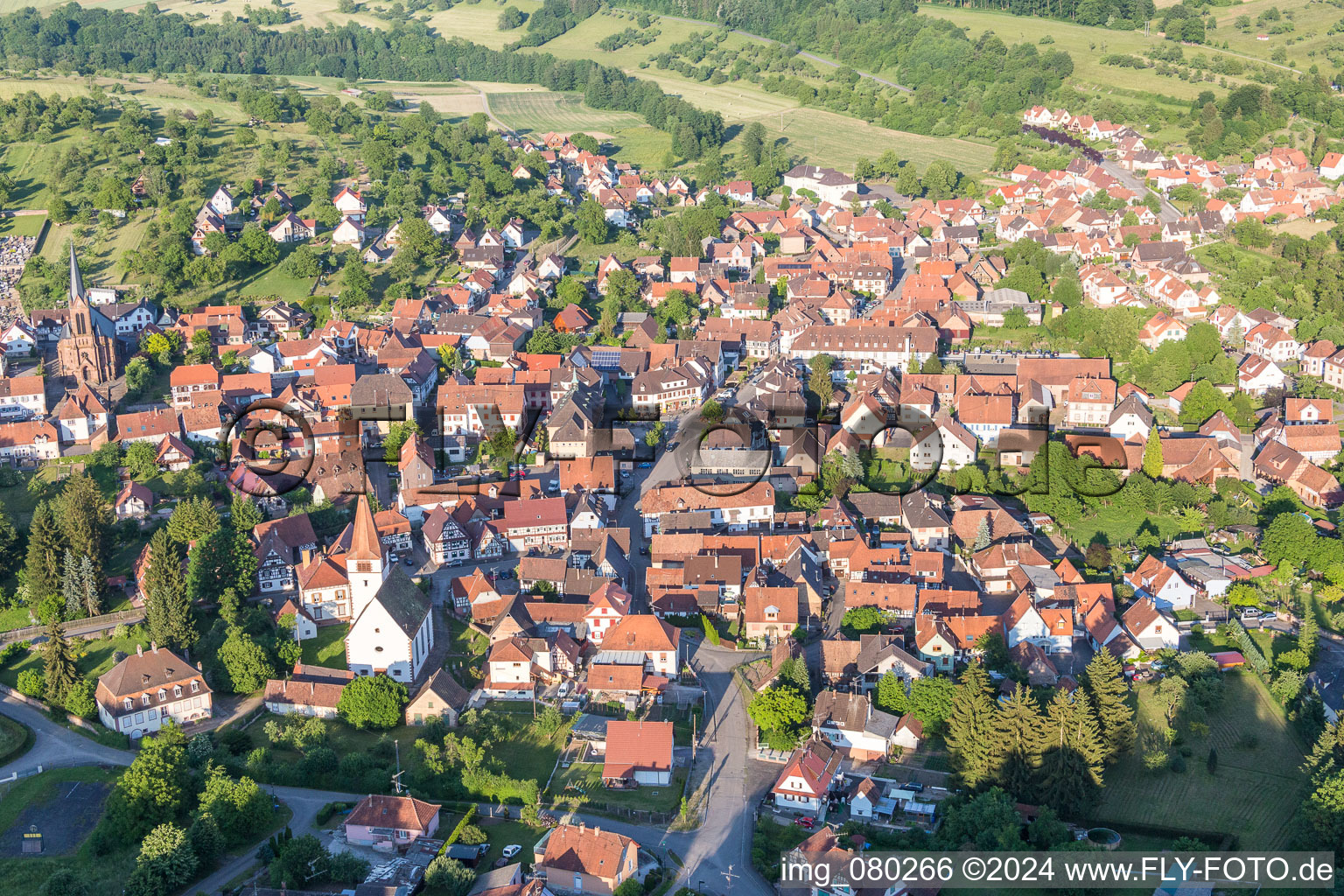 Vue aérienne de Vue sur le village à Lembach dans le département Bas Rhin, France