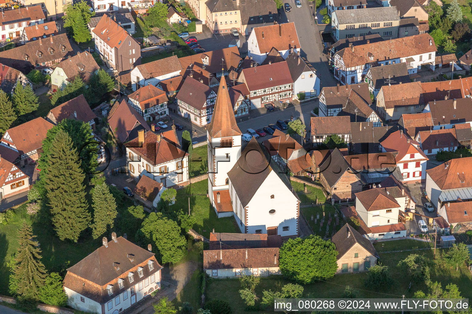 Vue aérienne de Conseil Fabrique de l'Eglise Catholique à Lembach dans le département Bas Rhin, France