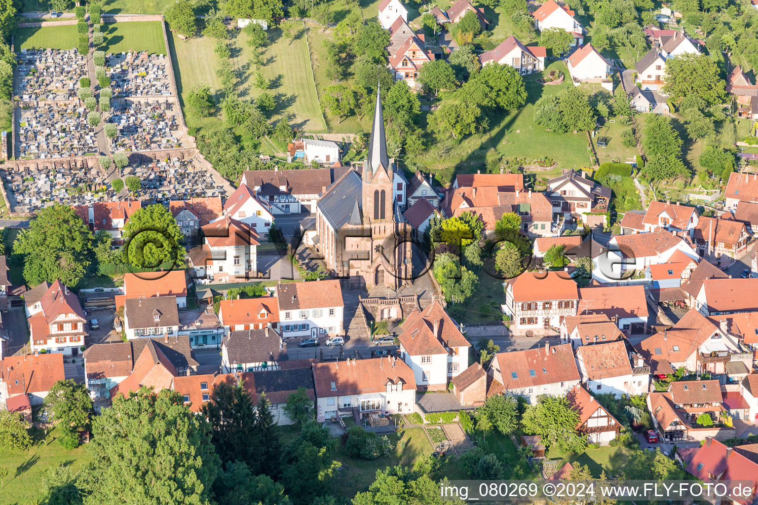 Vue aérienne de Conseil Fabrique de l'Eglise Catholique à Lembach dans le département Bas Rhin, France