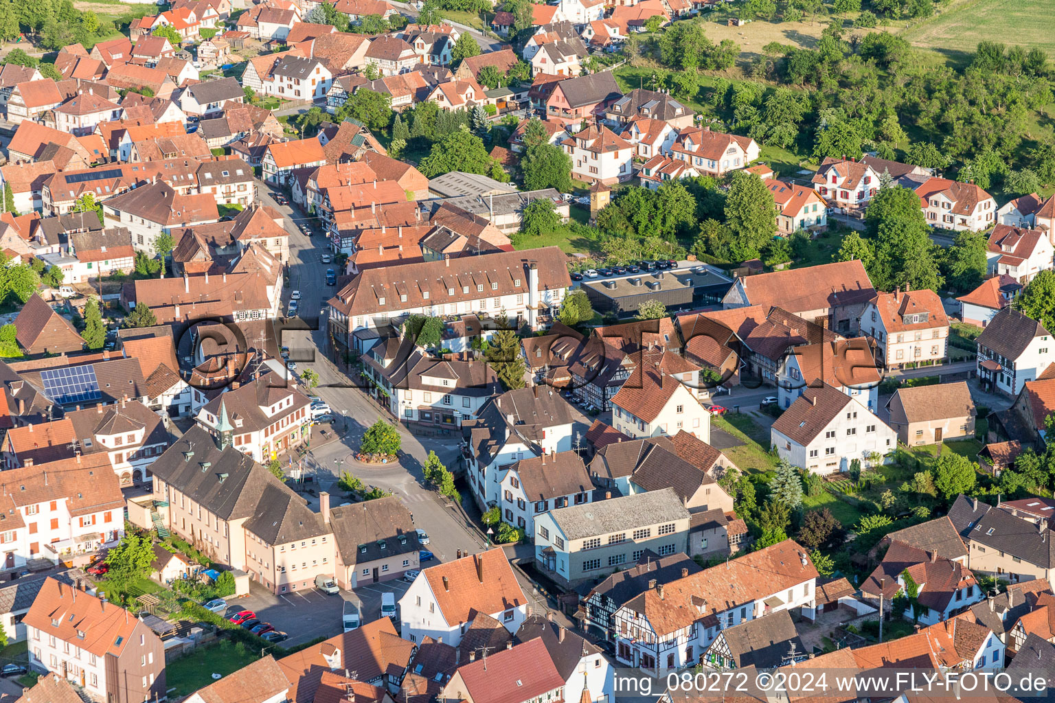 Vue aérienne de Restaurant étoilé Auberge du Cheval Blanc à Lembach dans le département Bas Rhin, France