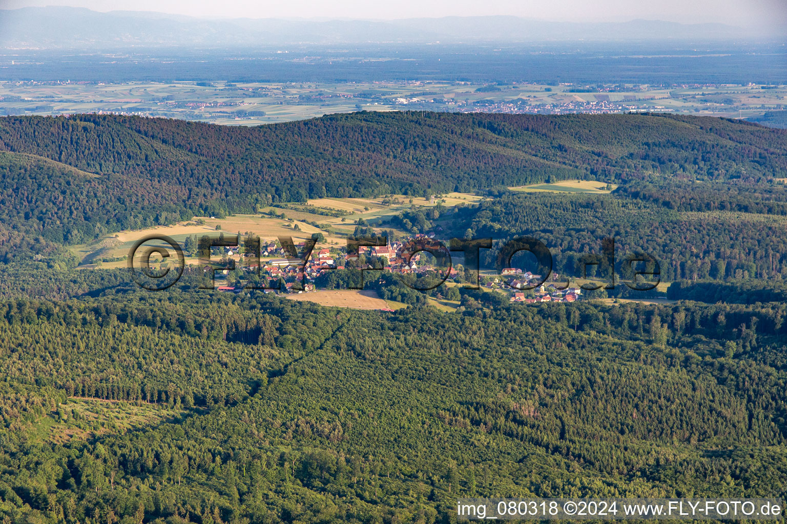 Vue aérienne de Du nord-ouest à Climbach dans le département Bas Rhin, France