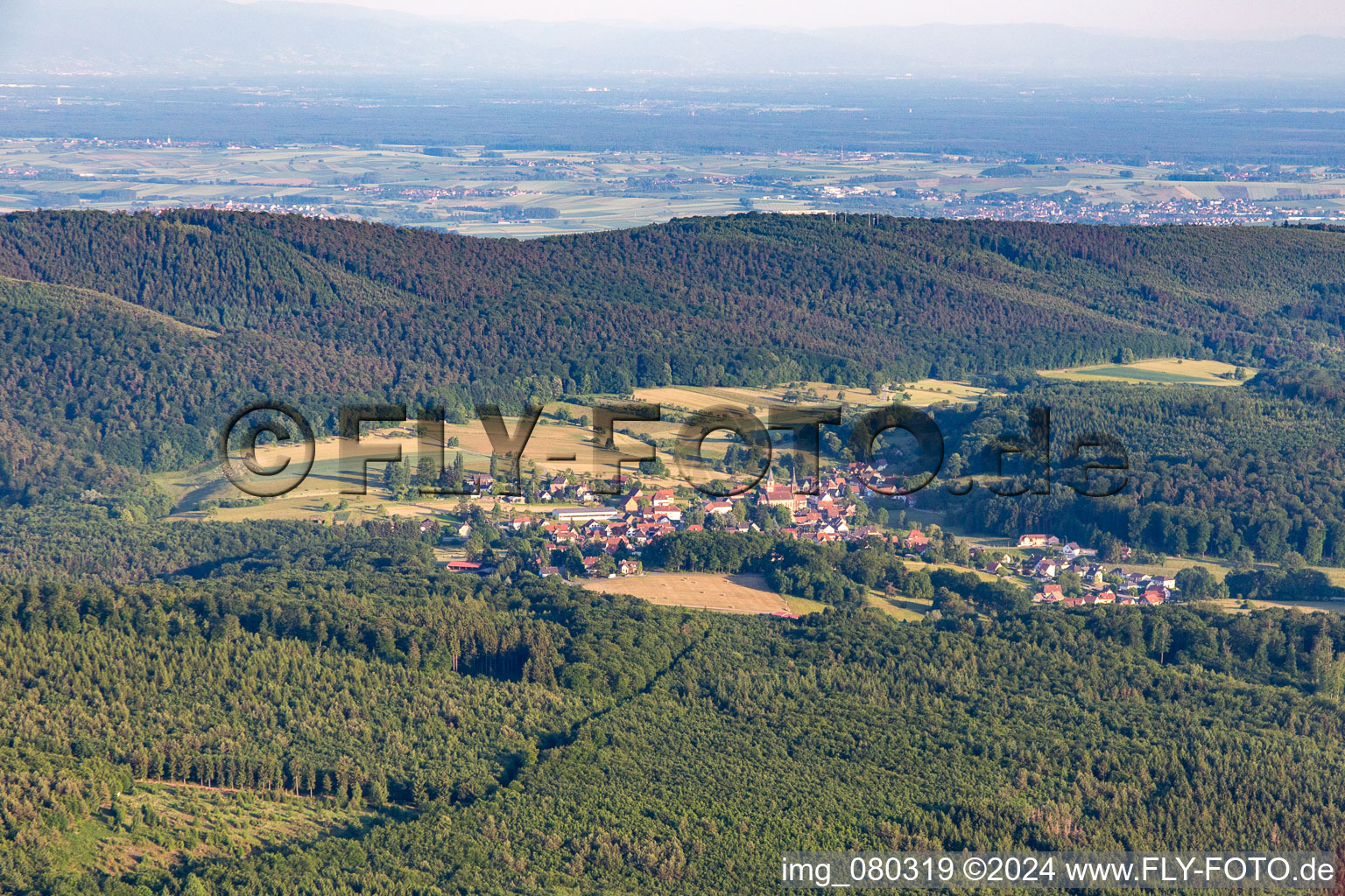 Vue aérienne de Du nord-ouest à Climbach dans le département Bas Rhin, France