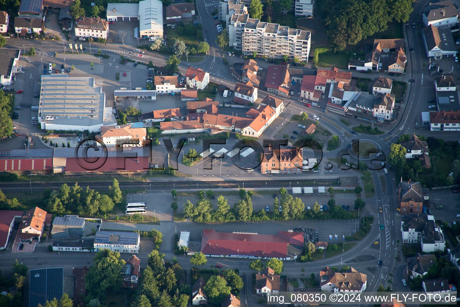 Vue aérienne de Bâtiment des voies et gares de la Deutsche Bahn à Bad Bergzabern dans le département Rhénanie-Palatinat, Allemagne