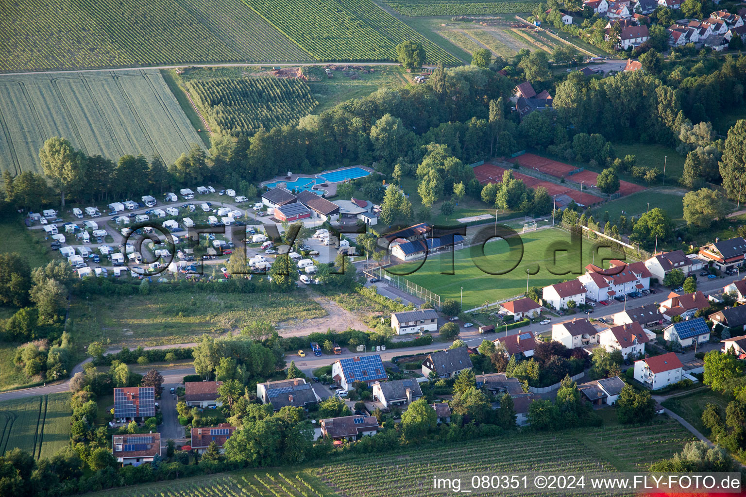 Camping dans le Klingbachtal à le quartier Klingen in Heuchelheim-Klingen dans le département Rhénanie-Palatinat, Allemagne hors des airs