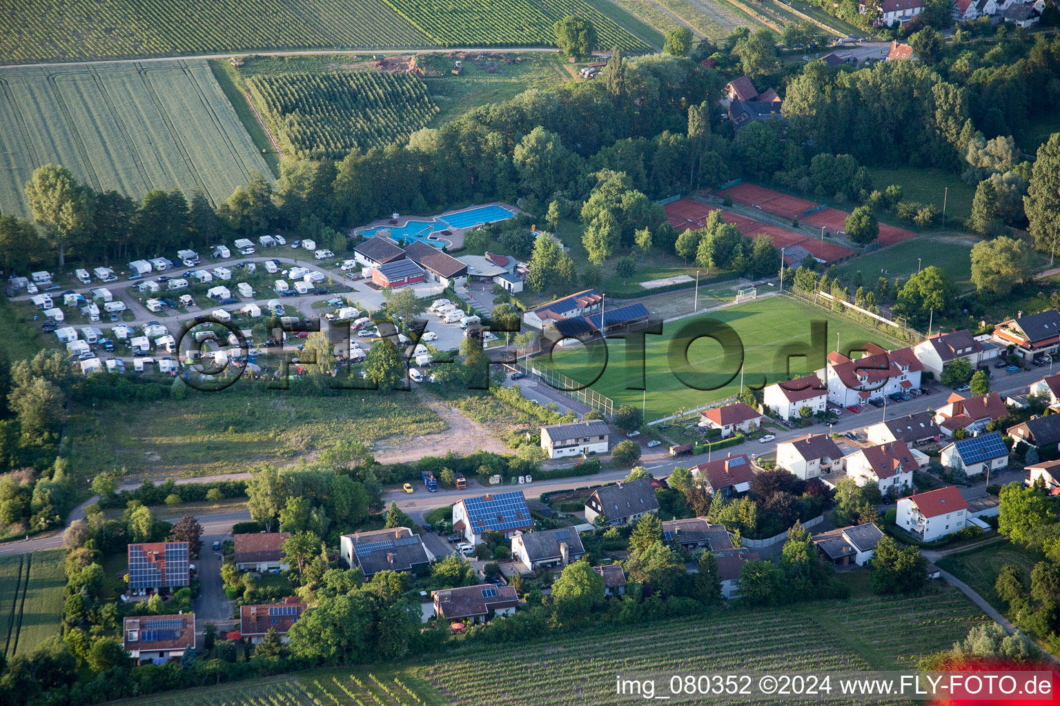 Camping dans le Klingbachtal à le quartier Klingen in Heuchelheim-Klingen dans le département Rhénanie-Palatinat, Allemagne vue d'en haut