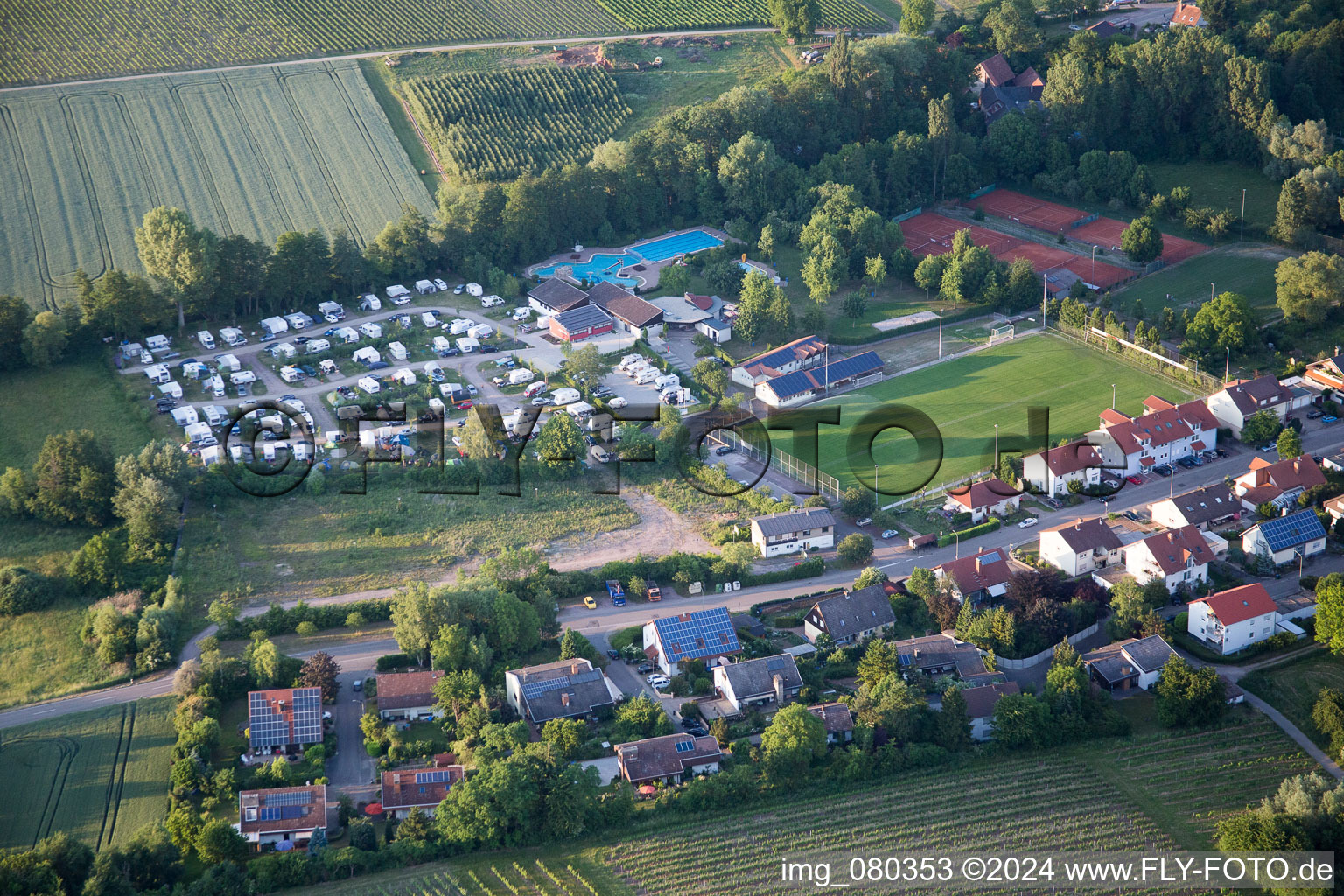 Camping dans le Klingbachtal à le quartier Klingen in Heuchelheim-Klingen dans le département Rhénanie-Palatinat, Allemagne depuis l'avion