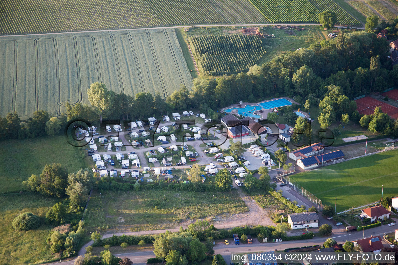 Vue oblique de Caravanes et tentes - camping - et emplacement pour tentes à la piscine extérieure à le quartier Ingenheim in Billigheim-Ingenheim dans le département Rhénanie-Palatinat, Allemagne
