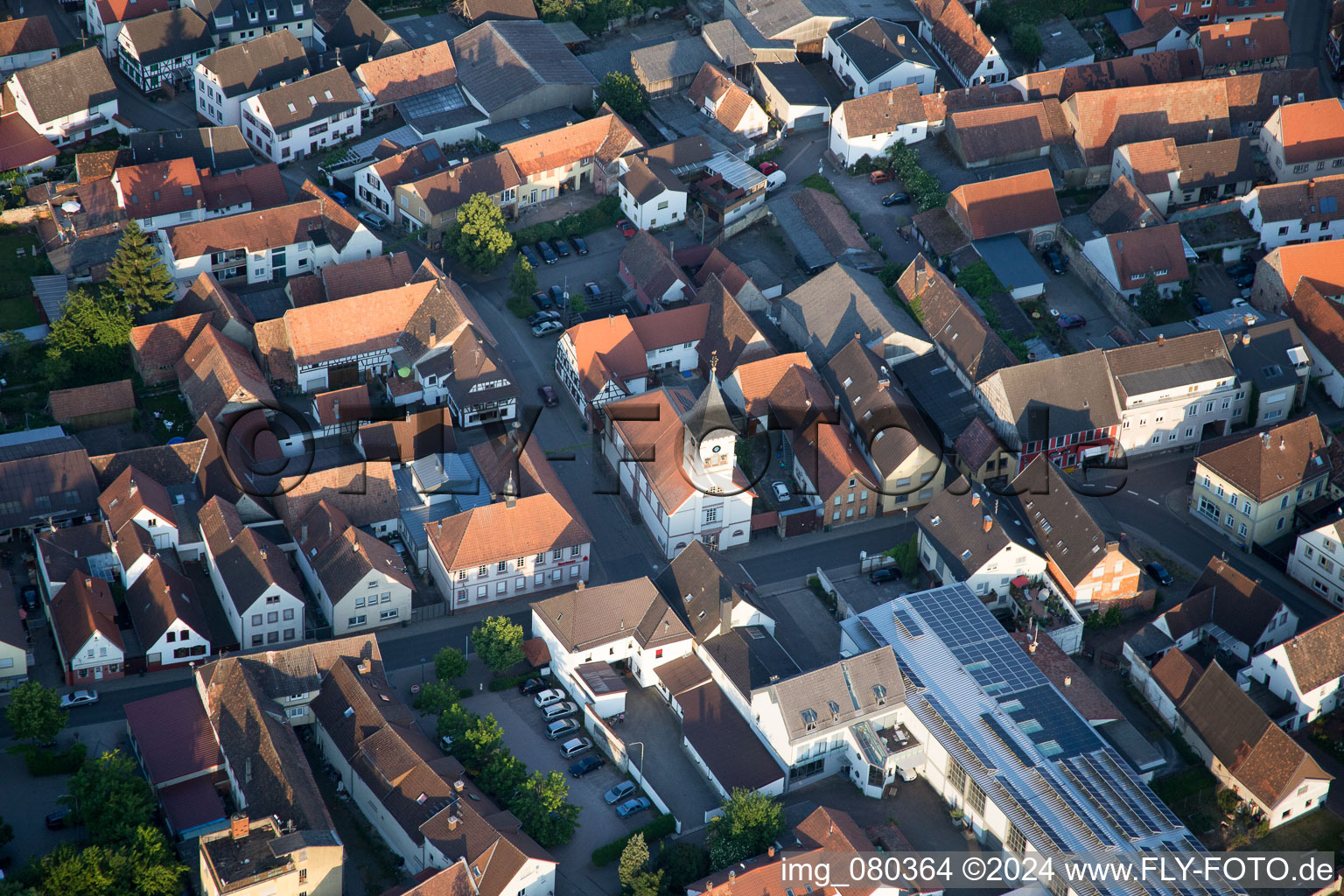 Vue aérienne de Vue des rues et des maisons des quartiers résidentiels à le quartier Ingenheim in Billigheim-Ingenheim dans le département Rhénanie-Palatinat, Allemagne