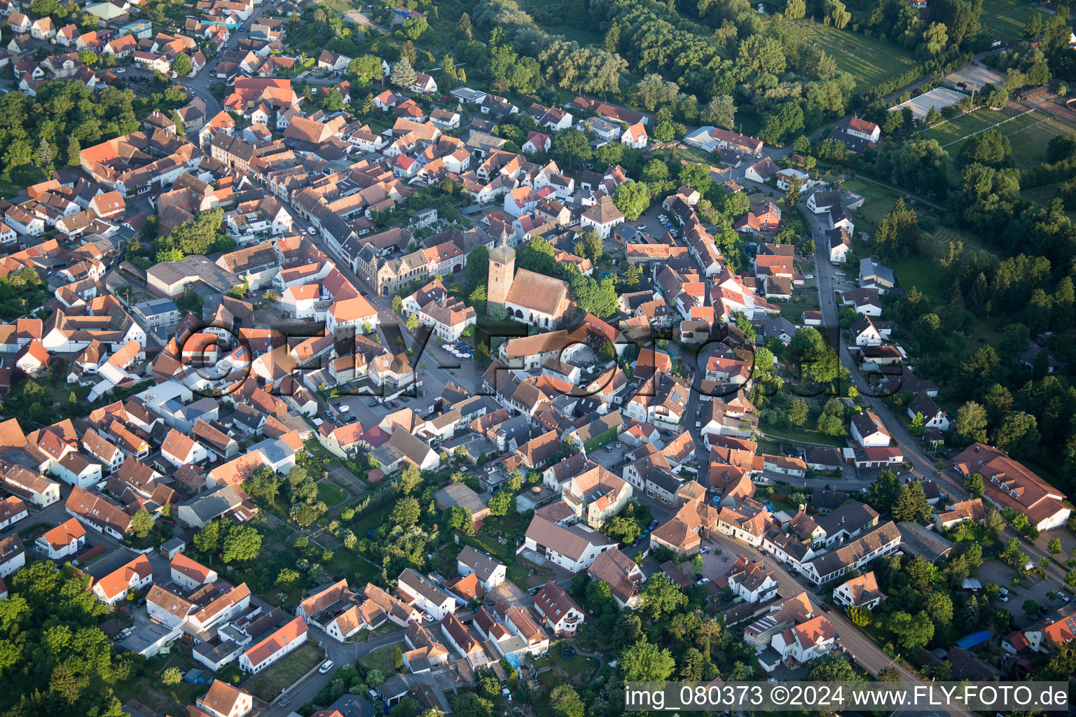 Vue aérienne de Vue des rues et des maisons des quartiers résidentiels à le quartier Billigheim in Billigheim-Ingenheim dans le département Rhénanie-Palatinat, Allemagne