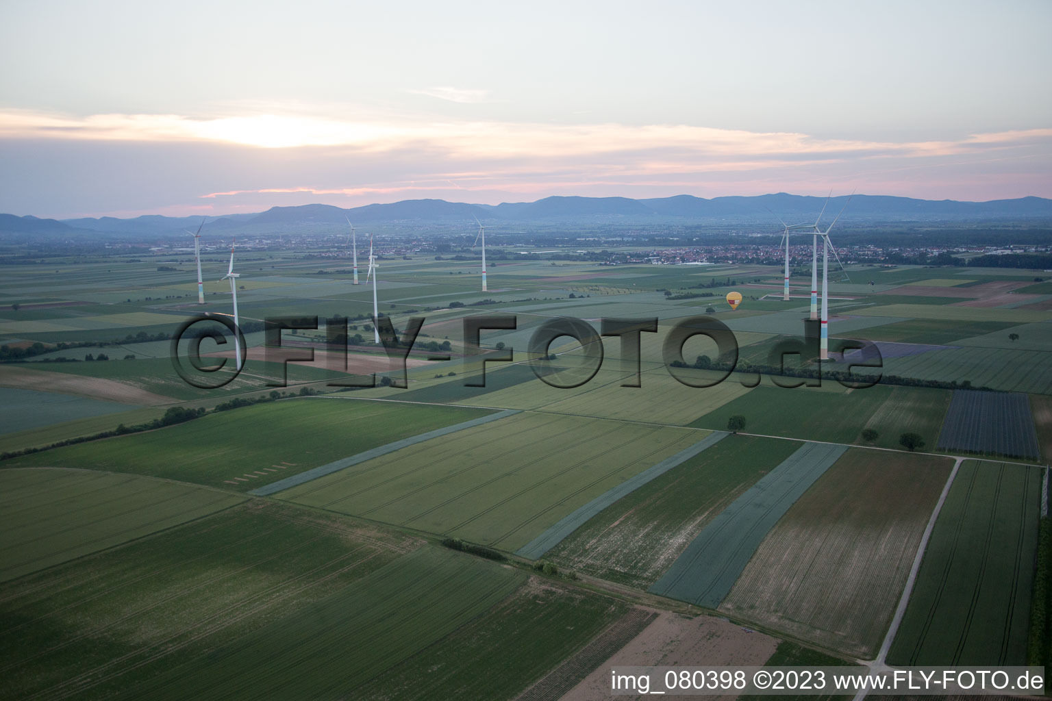 Vue aérienne de Montgolfière entre les éoliennes à le quartier Herxheim in Herxheim bei Landau dans le département Rhénanie-Palatinat, Allemagne