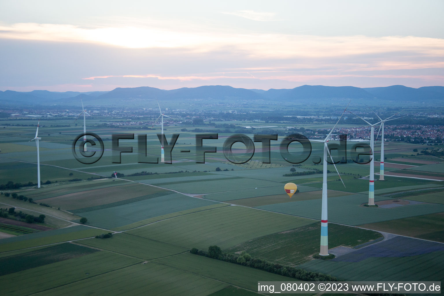 Vue aérienne de Montgolfière entre les éoliennes à le quartier Offenbach in Offenbach an der Queich dans le département Rhénanie-Palatinat, Allemagne