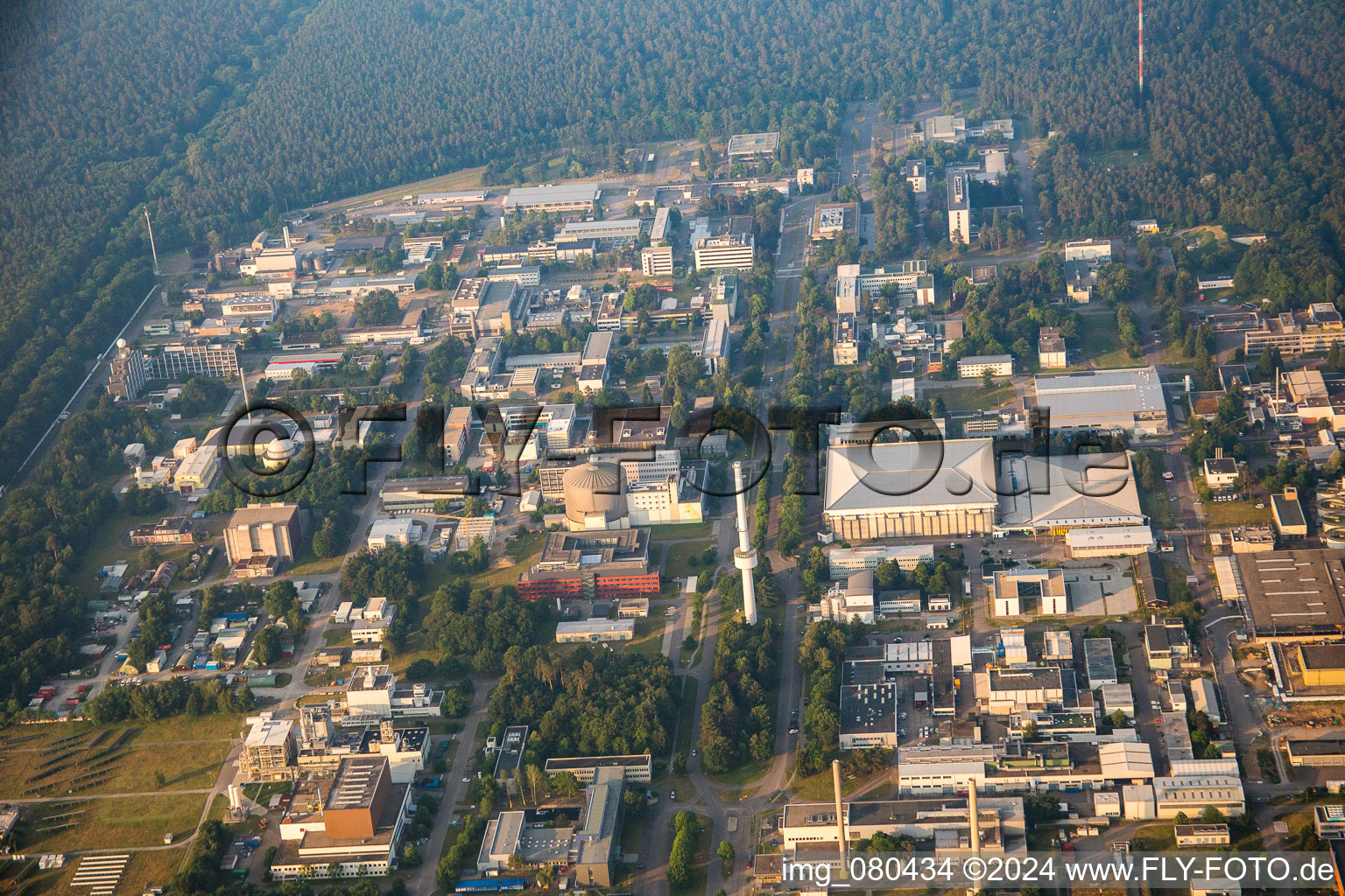 Vue aérienne de KIT Campus Nord à le quartier Leopoldshafen in Eggenstein-Leopoldshafen dans le département Bade-Wurtemberg, Allemagne