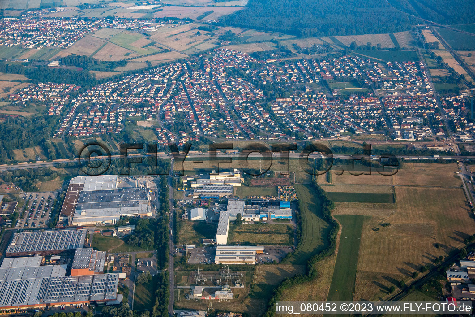 Vue aérienne de De l'est à le quartier Karlsdorf in Karlsdorf-Neuthard dans le département Bade-Wurtemberg, Allemagne