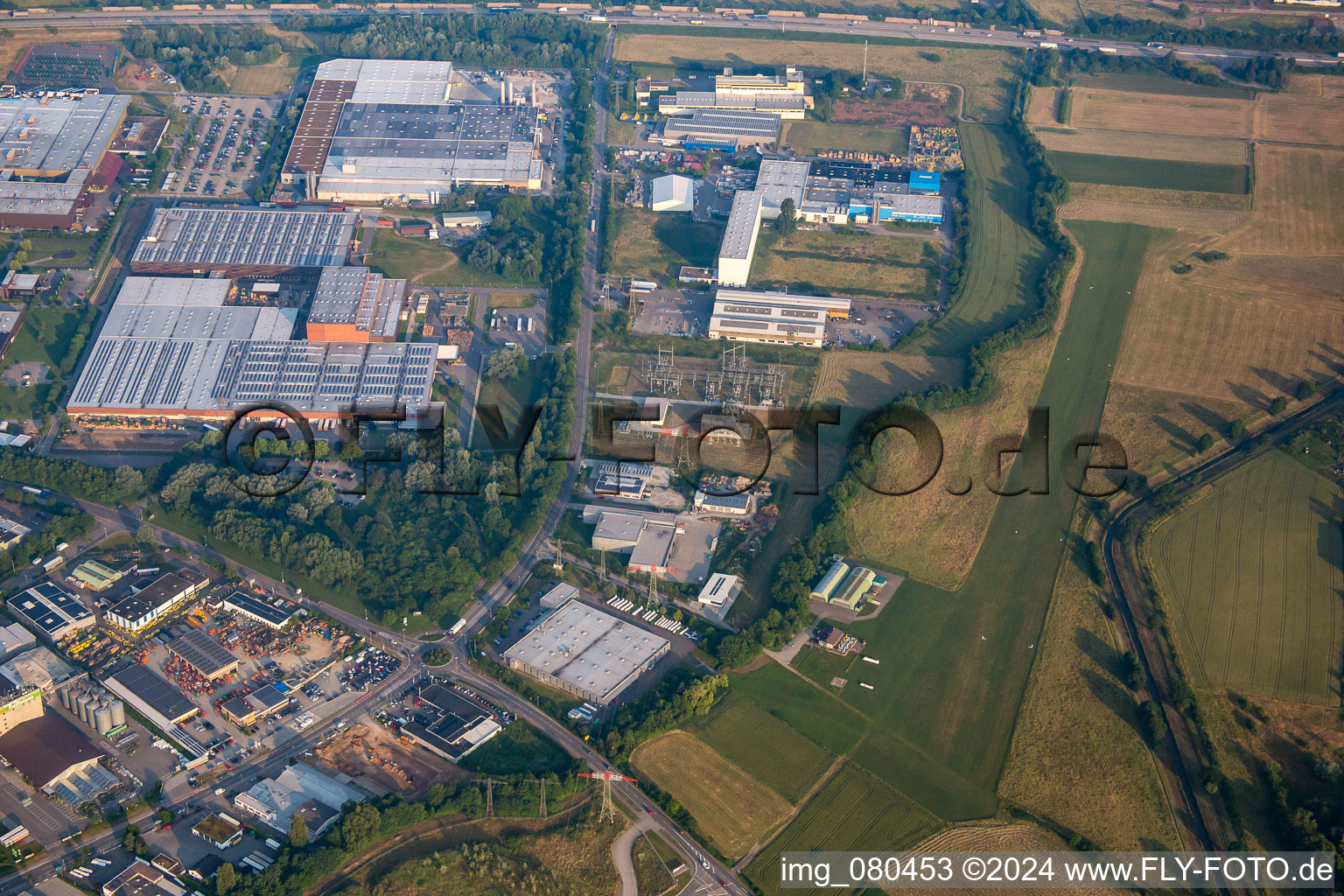 Vue aérienne de John Deere GmbH de l'est à Bruchsal dans le département Bade-Wurtemberg, Allemagne