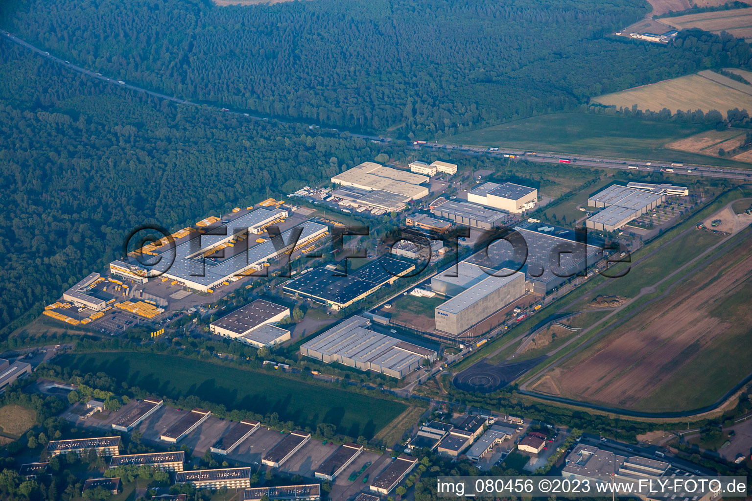 Vue aérienne de Zone industrielle Vichystr à Bruchsal dans le département Bade-Wurtemberg, Allemagne