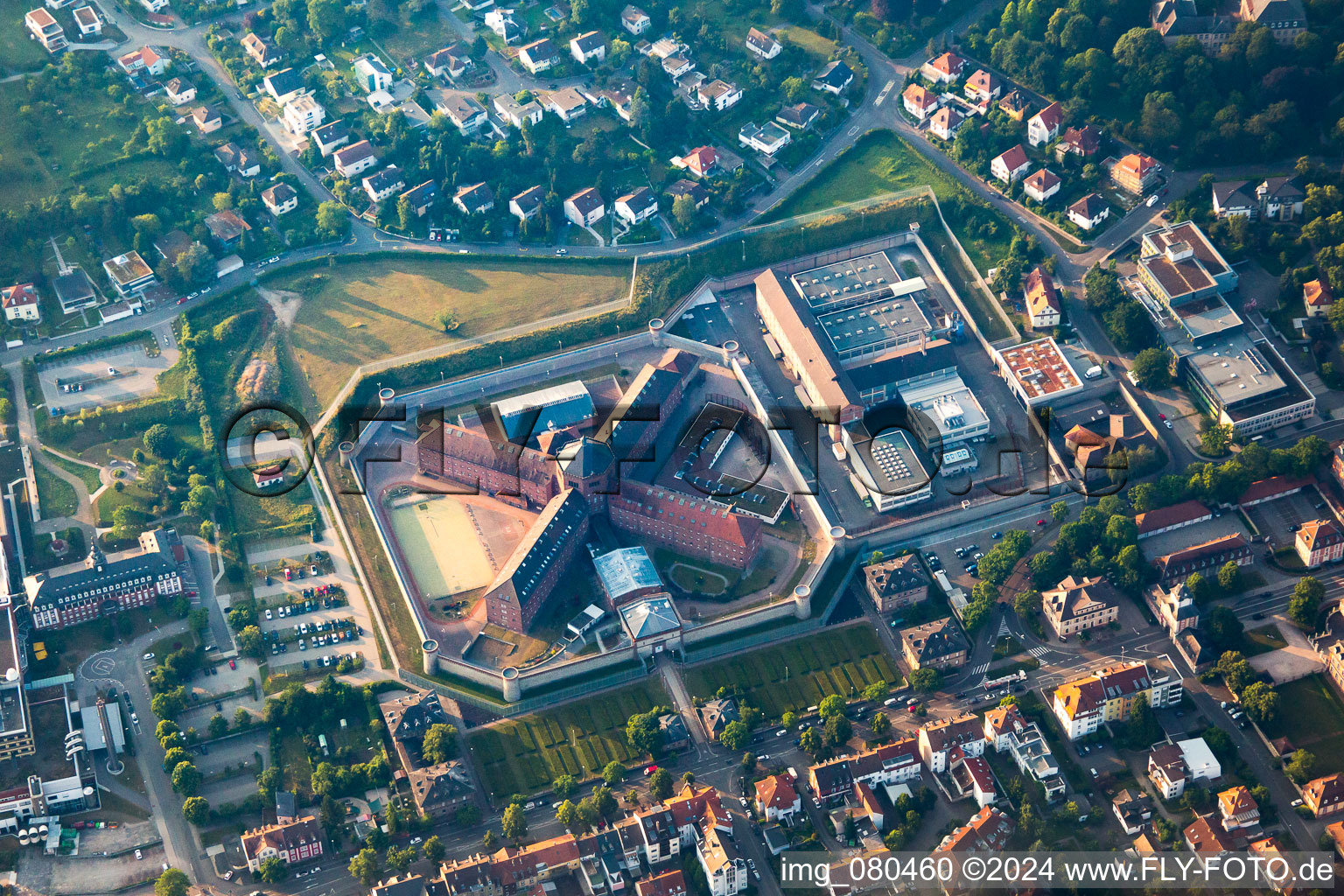 Vue aérienne de Établissement pénitentiaire Bruchsal dans le quartier d'Untergrombach à Bruchsal dans le département Bade-Wurtemberg, Allemagne