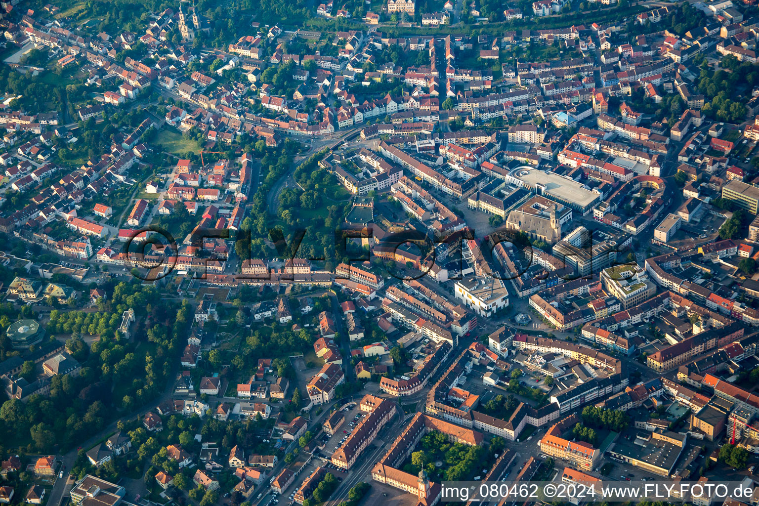 Vue aérienne de Centre-ville nord-ouest à Bruchsal dans le département Bade-Wurtemberg, Allemagne