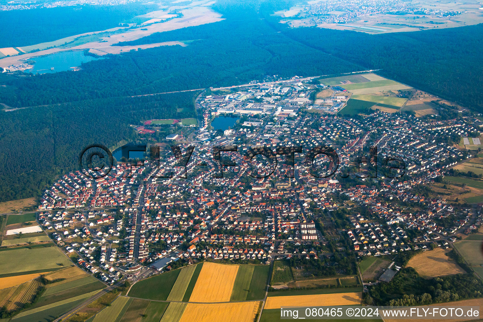 Vue aérienne de Du sud-est à Forst dans le département Bade-Wurtemberg, Allemagne