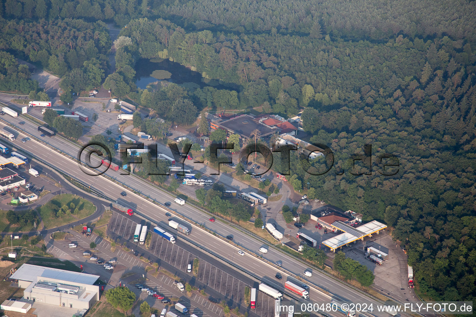 Vue aérienne de Aire d'autoroute sur l'axe de circulation et les sens du BAB A5 à Forst dans le département Bade-Wurtemberg, Allemagne