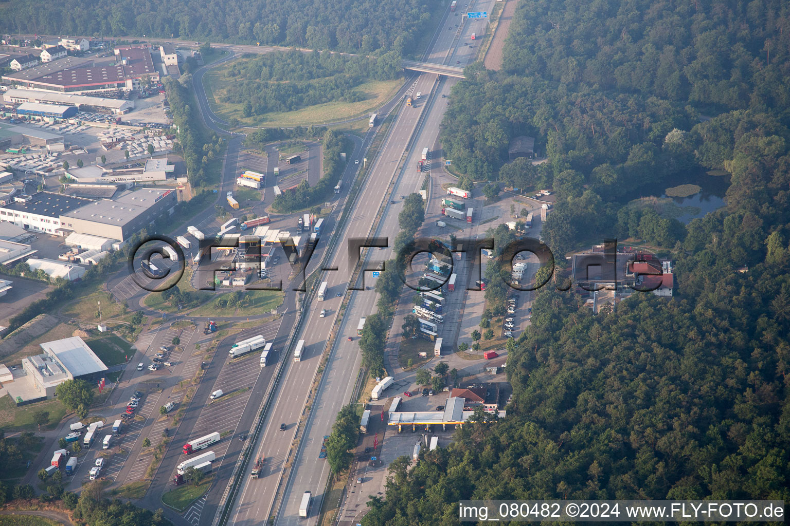 Vue aérienne de Aire d'autoroute sur l'axe de circulation et les sens du BAB A5 à Forst dans le département Bade-Wurtemberg, Allemagne