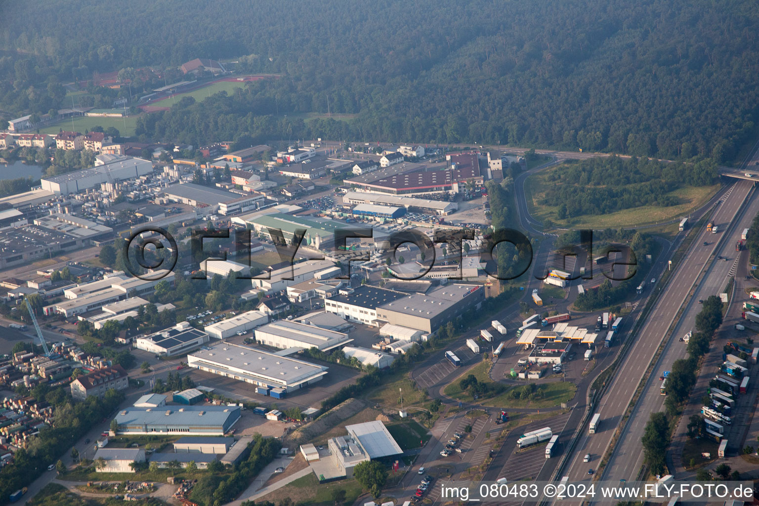 Forst dans le département Bade-Wurtemberg, Allemagne vue du ciel