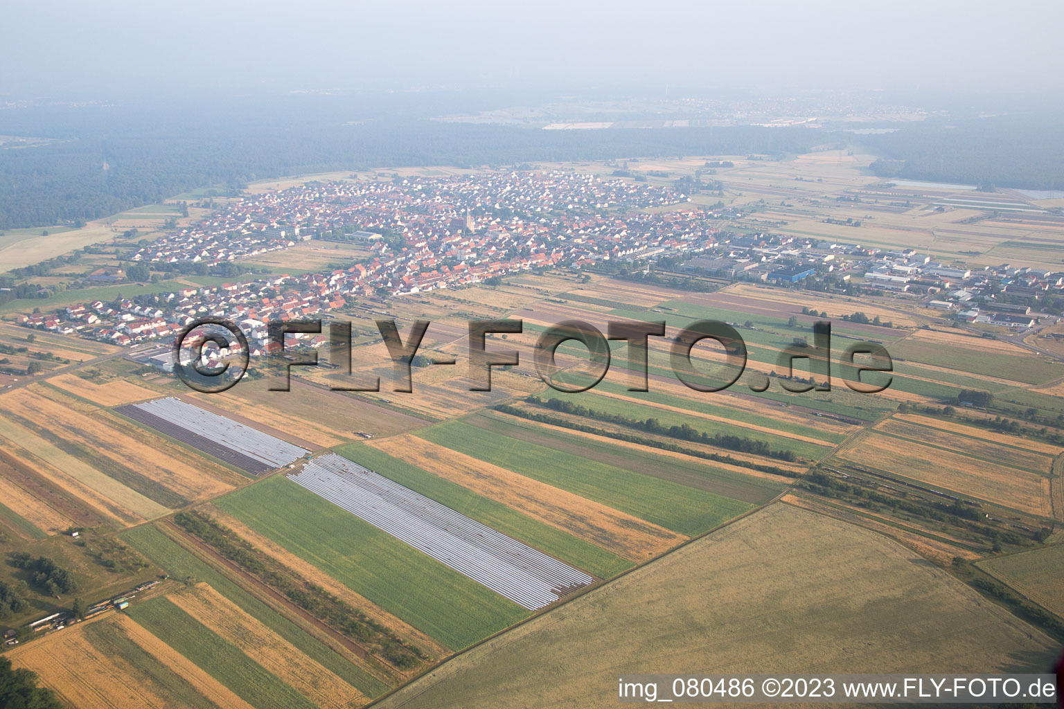 Forst dans le département Bade-Wurtemberg, Allemagne du point de vue du drone