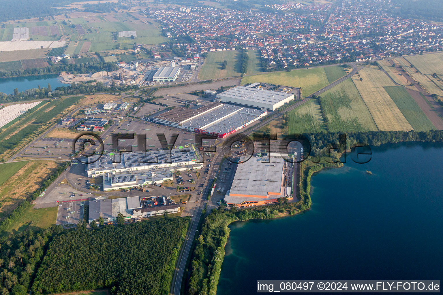 Vue aérienne de Centre commercial Globus Wiesental, Mobilier roulant - Waghäusel en Wiesental à le quartier Wiesental in Waghäusel dans le département Bade-Wurtemberg, Allemagne