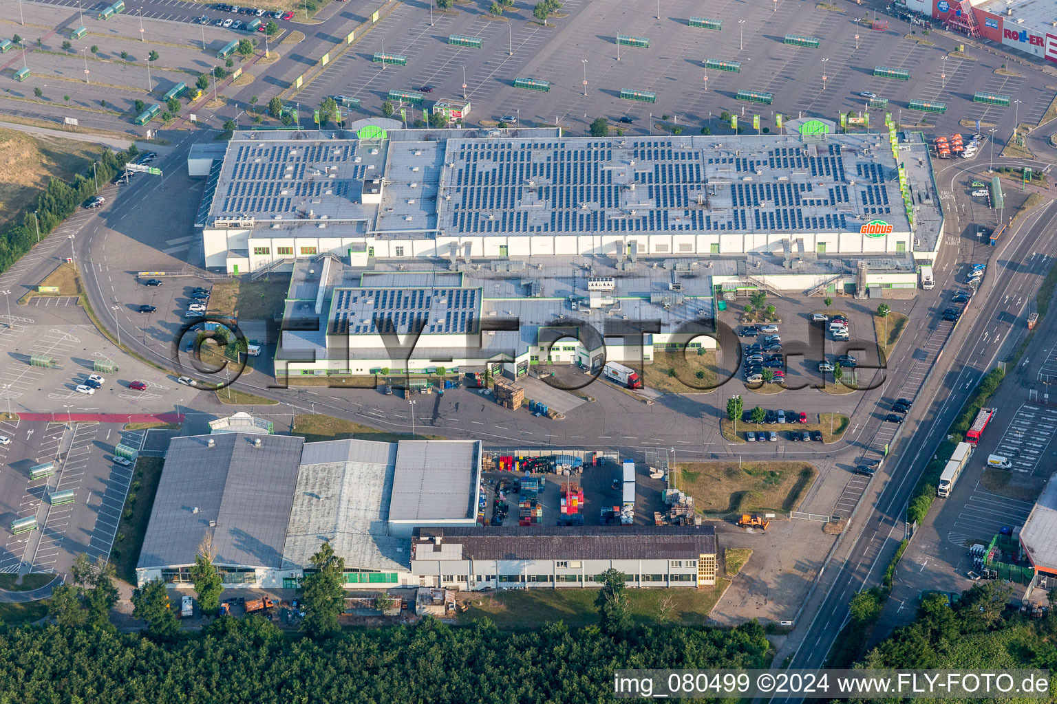 Vue aérienne de Centre commercial Globus Wiesental en Wiesental à le quartier Wiesental in Waghäusel dans le département Bade-Wurtemberg, Allemagne