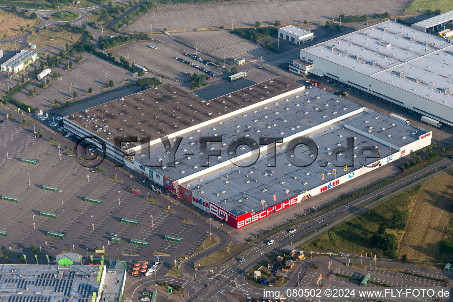 Vue aérienne de Meubles à roulettes pour centre commercial - Waghäusel dans Wiesental à le quartier Wiesental in Waghäusel dans le département Bade-Wurtemberg, Allemagne