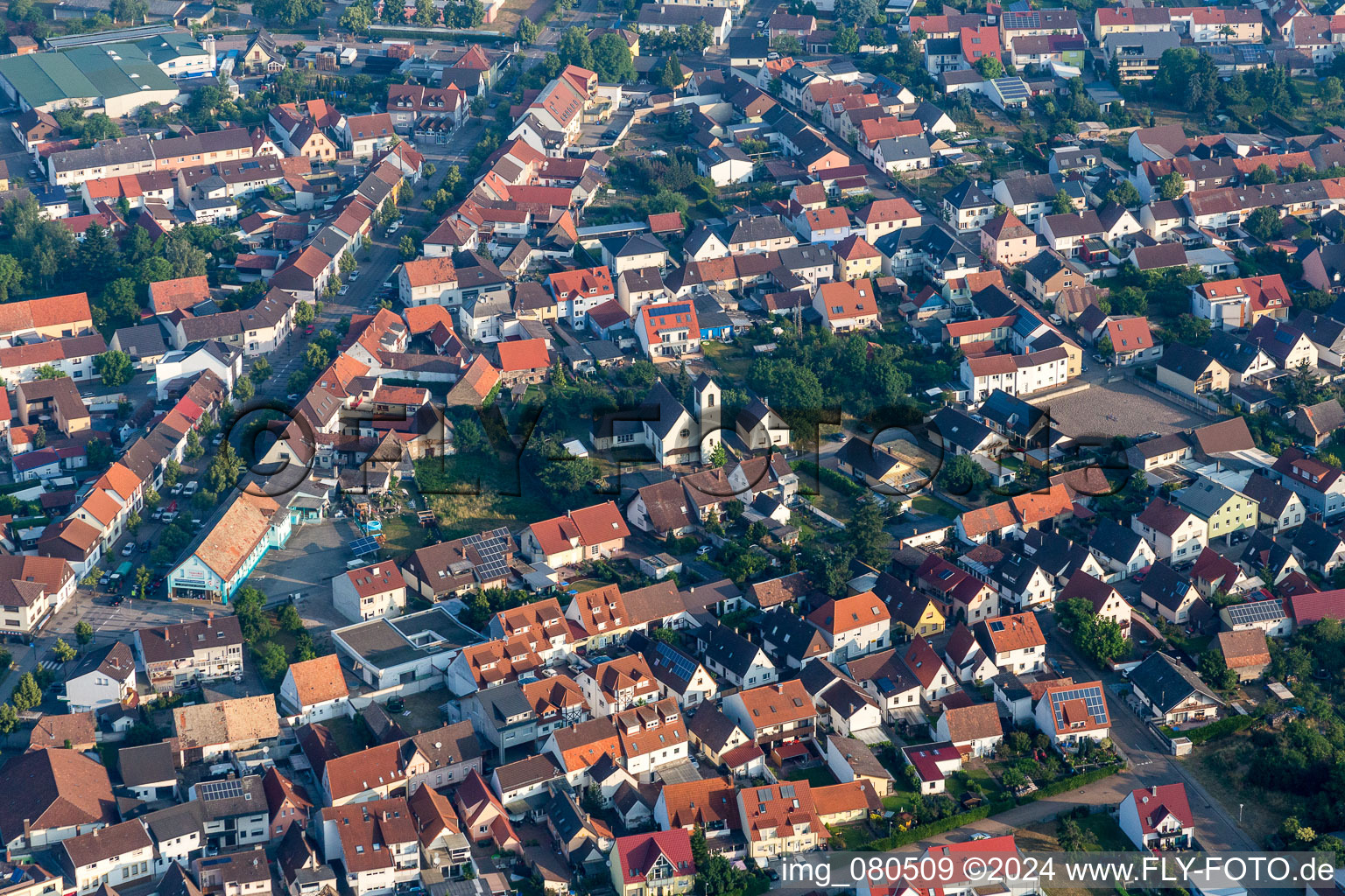 Vue aérienne de Évangile. Église Wiesental à le quartier Wiesental in Waghäusel dans le département Bade-Wurtemberg, Allemagne