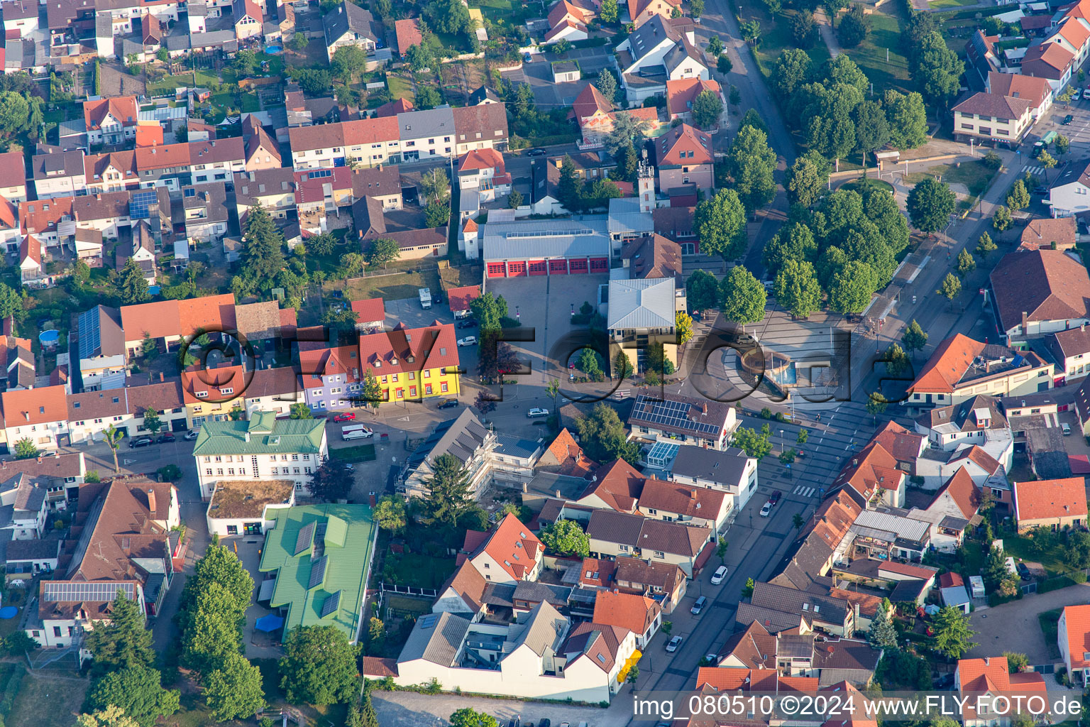 Vue aérienne de Place du marché et caserne de pompiers à le quartier Wiesental in Waghäusel dans le département Bade-Wurtemberg, Allemagne