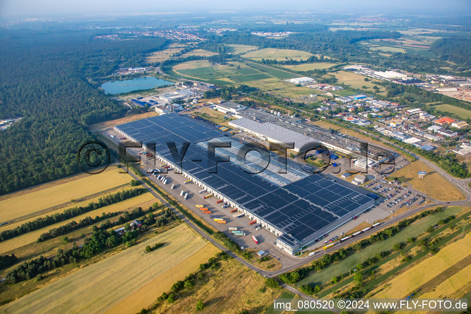 Vue oblique de Pneus Goodyear Dunlop Allemagne à Philippsburg dans le département Bade-Wurtemberg, Allemagne